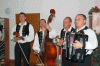  Dо spevu a tanca na koniec zverenej recepcie hrali lenovia rusnskej folklrnej voklno-intrumentlnej skupiny Pajtae na ele s D. Hulajom zo Sniny (prv sprava).