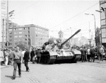  Na archvnej dokumentrnej snmke obyvatelia a tank na trovej ulici a Nmest SNP v Bratislave 22. augusta 1968, de po vstupe sovietskych tankov do mesta. (TASR/Miroslav Vojtek/retro scan)
